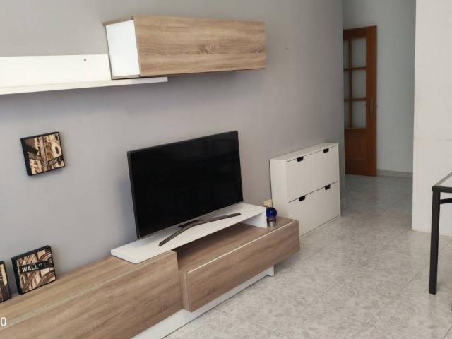 PISO DE 3 DORMITORIOS Y 2 BAÑOS EN VECINDARIO