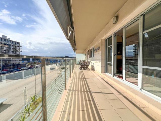 Piso de 3 habitaciones con terraza y vistas al mar en Badalona Port