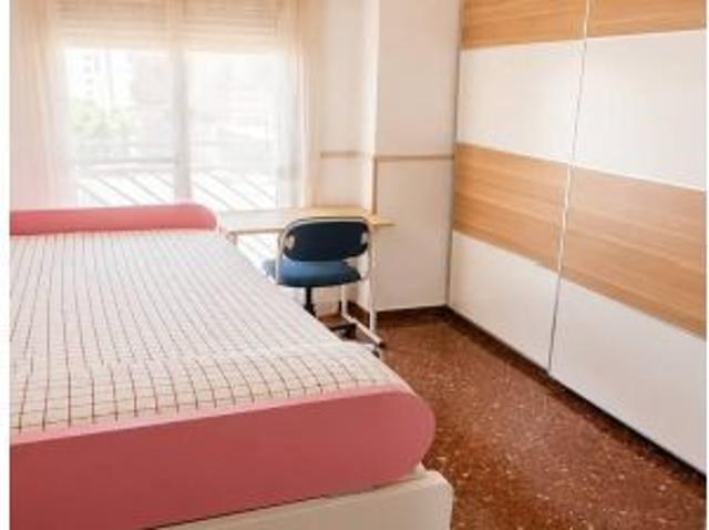 Piso de 3 habitaciones con balcón a 10 min de la playa