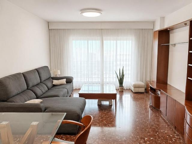 Piso de 3 habitaciones con balcón a 10 min de la playa