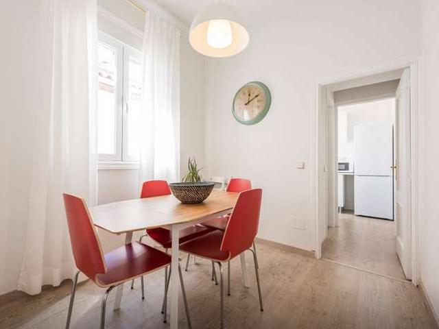 Piso de 3 habitaciones en alquiler en Cortes, Madrid