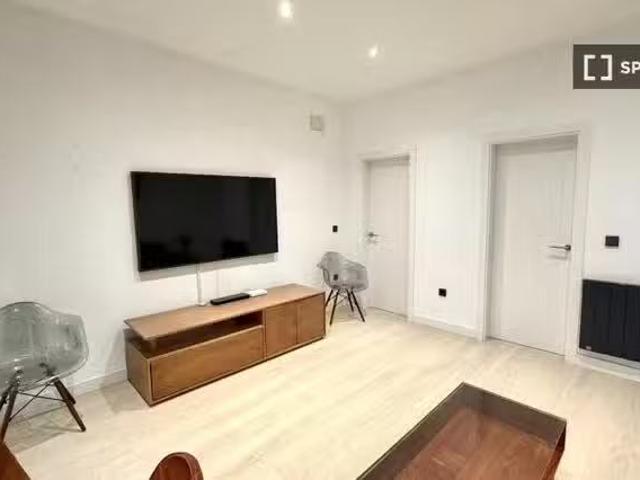 Piso de 3 habitaciones en alquiler en Embajadores, Madrid
