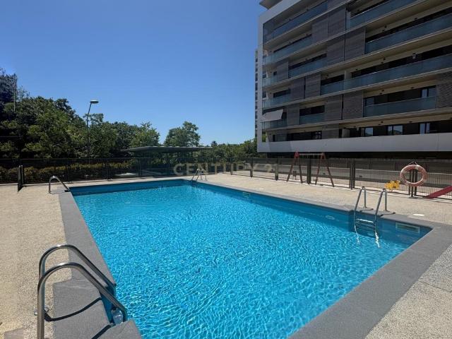 Piso de 3 habitaciones, piscina, eficiencia energética A en Sant Feliu