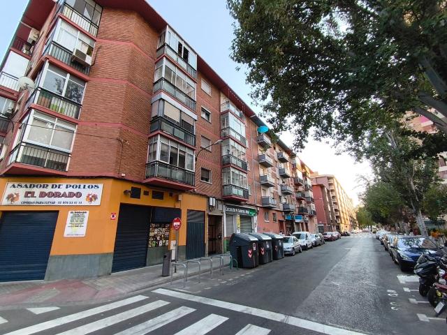 Piso de 44m2 útiles. Distribuido dos dormitorios, salón cocina con terraza cerrada y baño