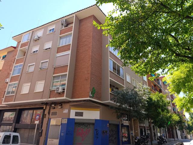 Piso de 42m2 útiles. Distribuido en dos dormitorios, salón cocina, baño y galería