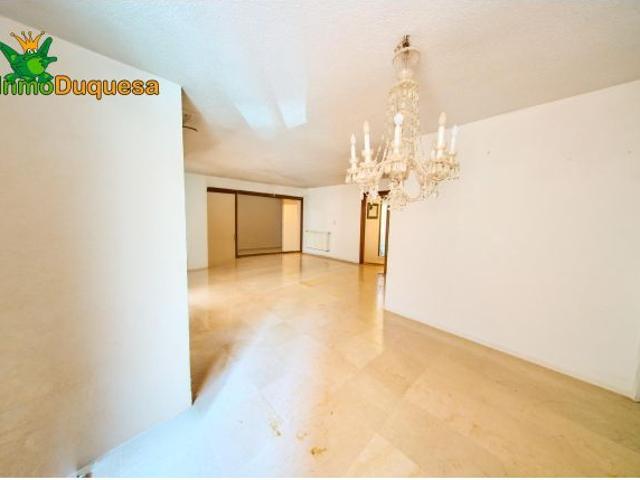 Piso de 4 Dorm. en Alminares del Genil de 195 m2 con piscina, sauna y gimnasio