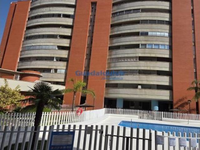 PISO DE 4 DORMITORIOS EN JARDINES DE HERCULES CON GARAJE, TRASTERO Y ZONAS COMUNES CON PISCINAS