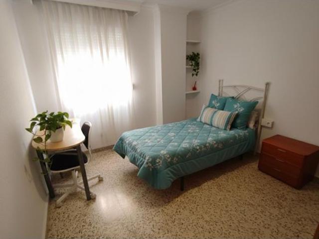 Piso de 4 dormitorios en zona Carlos Haya