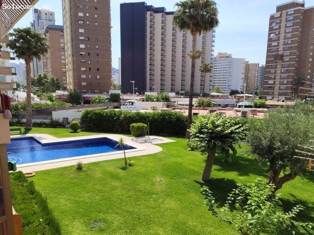 Piso de 4 dormitorios en zona de Levante. con piscina comunitaria y garaje en propiedad