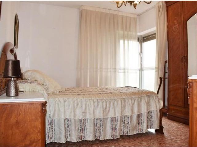 Piso de 4 dormitorios y 2 baños con terraza y opcional garaje. Posibilidad alquiler sin muebles