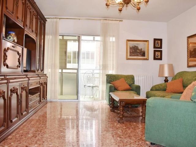 Piso de 4 dormitorios y 2 baños con terraza y opcional garaje. Posibilidad alquiler sin muebles