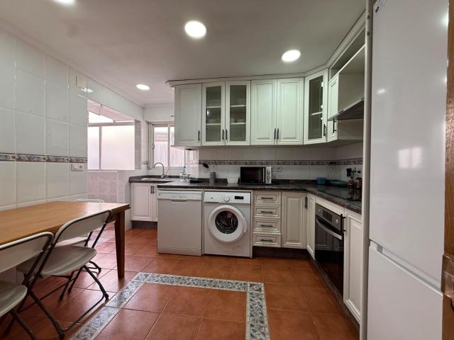 Piso de 4 habitaciones muy cerca de la universidad
