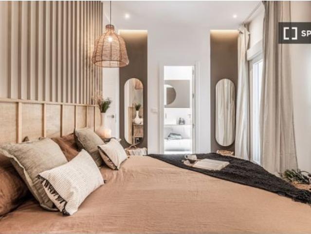 Piso de 4 habitaciones amueblado en alquiler en Trafalgar