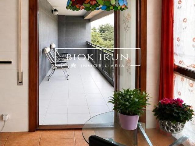 Piso de 4 habitaciones con 2 terrazas, ascensor y garaje opcional en pleno centro de Irún