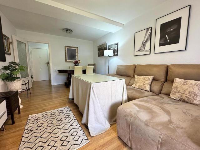 Piso de 4 habitaciones con terraza, garaje y piscina comunitaria en Infante Juan Manuel, Murcia