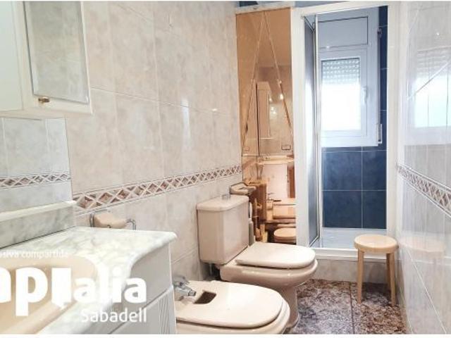 PISO DE 4 HABITACIONES CON ASCENSOR Y BALCÓN EN LA CREU DE BARBERÀ