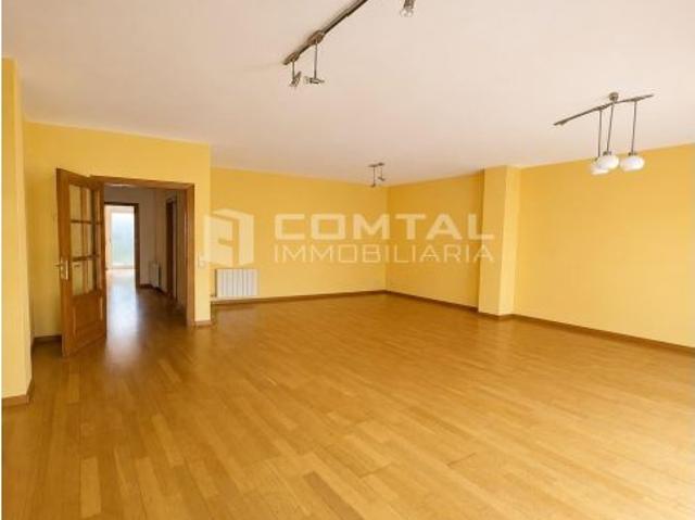 Piso de 4 habitaciones con balcón y parking opcional en VALLE HERMOSO Sant Andreu