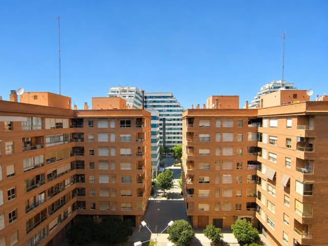 Piso de 4 habitaciones con garaje en Ciudad de las Artes y las Ciencias