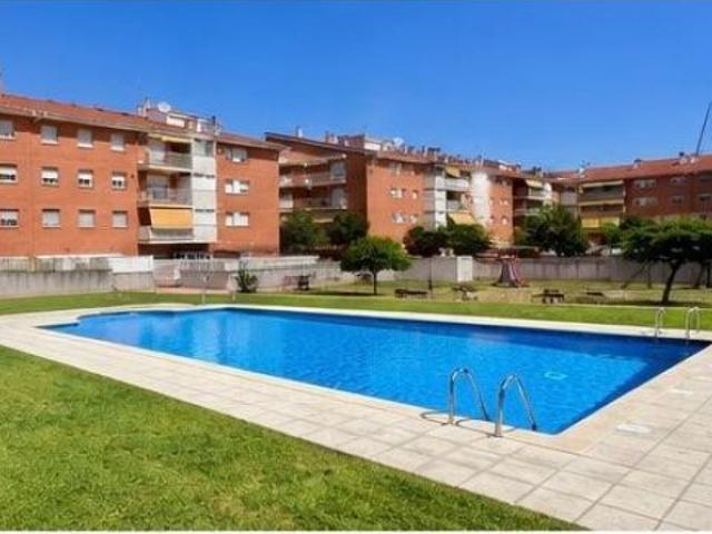 PISO DE 4 HABITACIONES CON SUITE, PARKING, PISCINA Y GRAN BALCÓN EN CAN XARLET CANOVELLES