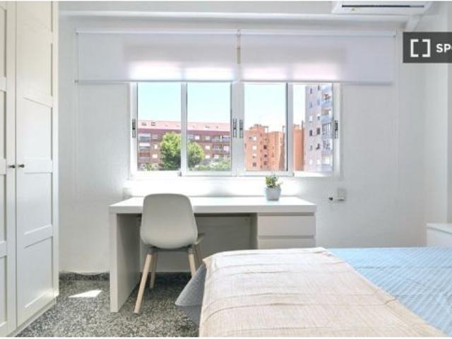 Piso de 4 habitaciones en alquiler en Mestalla