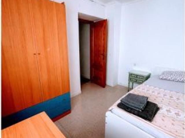 Piso de 4 habitaciones en alquiler en Alicante, solo profesionales