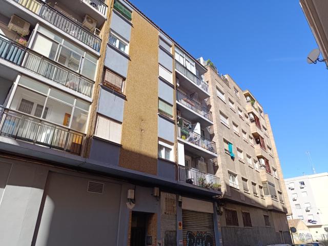 Piso de 55m2 útiles. Distribuida en tres dormitorios, salón, cocina, baño y dos balcones