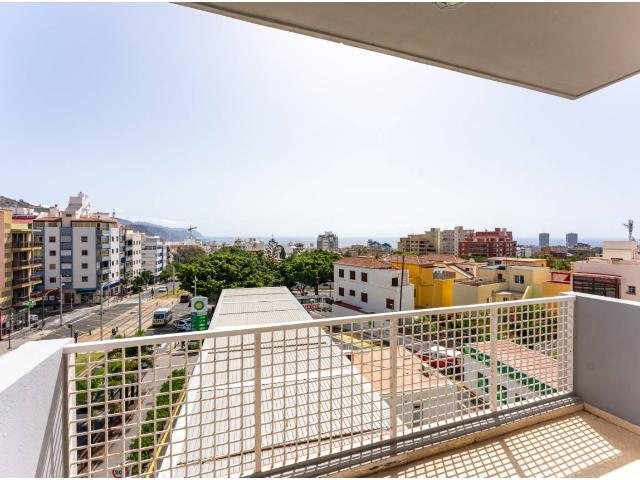 Piso de 5 habitaciones con balcón y terraza en Santa Cruz