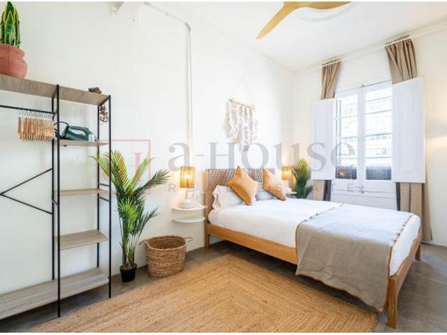 PISO DE 5 HABITACIONES CON DOBLE ORIENTACIÓN A POCOS METROS DE PASSEIG DE GRÀCIA