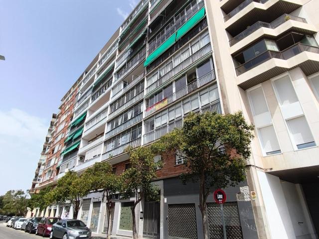 Piso de 68 m2 útiles. Distribuida en dos dormitorios, salón con terraza acristalada, cocina con galería y baño
