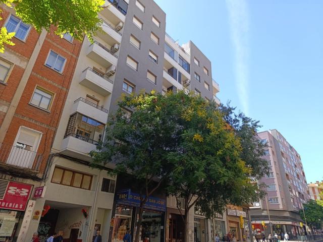 Piso de 60 m2 AMUEBLADO! Distribuido en tres dormitorios, salón, cocina, baño y galería