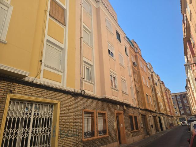 Piso de 61m2 útiles diáfano para REFORMAR. Posibilidad de tres dormitorios, salón, cocina, baño y terraza