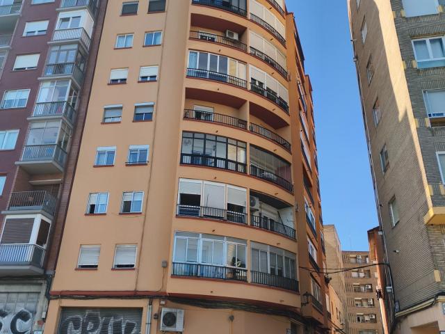 Piso de 62 m2 con GARAJE Y AMUEBLADO! Distribuido en tres dormitorios, salón, cocina y baño