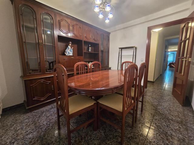 Piso de 75m2 útiles AMUEBLADO! Distribuido en tres dormitorios, sala estar, cocina, baño, balcón y galería