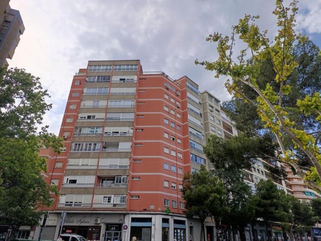 Piso de 75m2 útiles. Distribuido en tres dormitorios, salón, cocina y baño. Semiamueblado. Ascensor