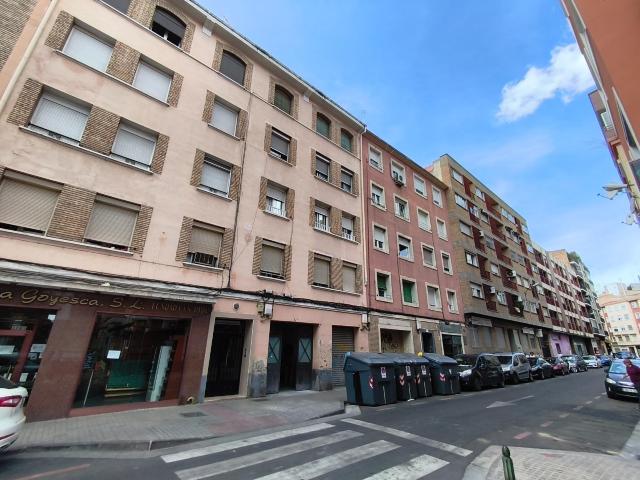 Piso de 78 m2 útiles. Distribuido en tres dormitorios, salón, cocina y baño