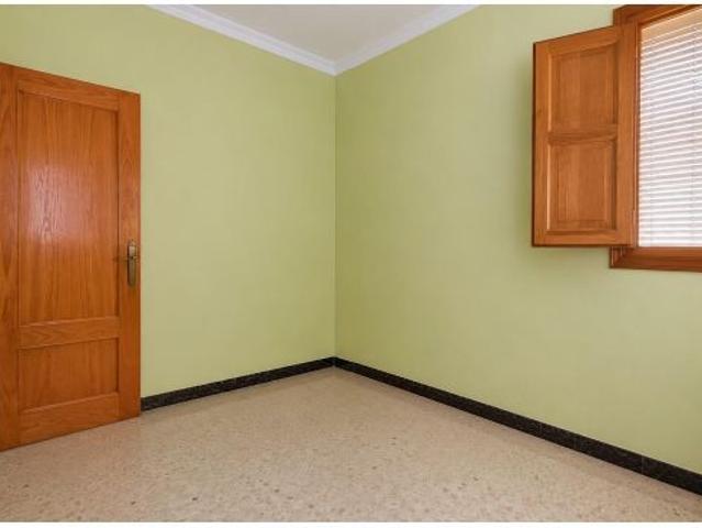 Piso de 72 m2 con 3 dormitorios y balcón a pocos minutos del centro
