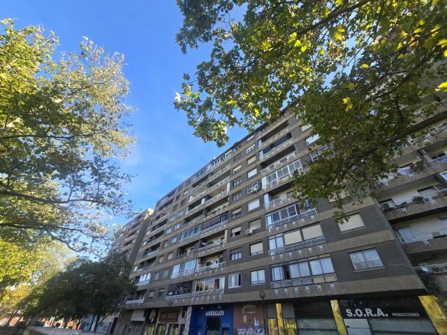 Piso de 85m2 útiles con PLAZA DE GARAJE. Distribuido en tres dormitorios dobles, salón con terraza, cocina y dos baños