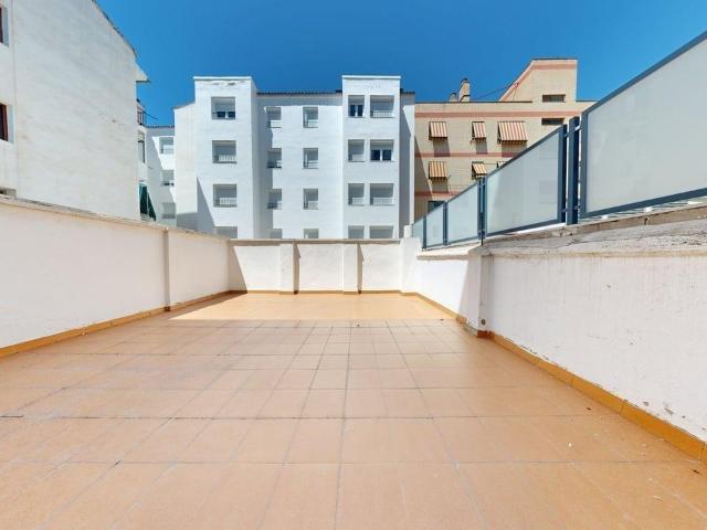 Piso de 89 m2 útiles con AMPLIA TERRAZA DE 40m2! Distribuido en cinco dormitorios, salón, cocina con despensa y terraza interior a patio de luces y un baño