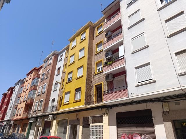 Piso de 80m2 para REFORMAR. Distribuido en cuatro dormitorios, salón, cocina, baño y terraza cubierta de 15m2 cubierta