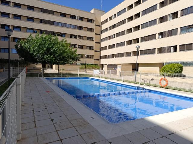 PISO DE 90 M2 VPO CON PISCINA COMUNITARIA, TRASTERO Y DOS GARAJES. Distribuido en tres dormitorios, salón, cocina, dos baños, terraza cubierta y balcón. Amueblado