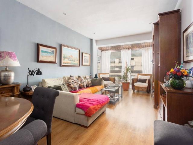 Piso de alto standing de 99 m2 en venta en Barcelona, España