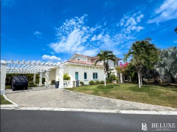 Piso exclusivo en venta en San Carlos, Panamá 131342 LuxuryEstate. Com