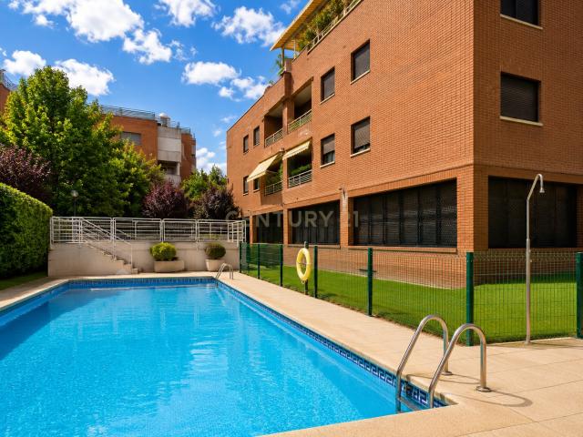 4 dormitorios con piscina, jardín y garaje junto a Avenida de Europa