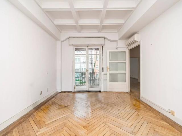 Piso exterior a reformar en ubicación prime junto al Parque del Oeste