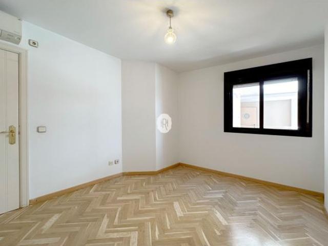 Piso exterior con balcones en Chueca Justicia