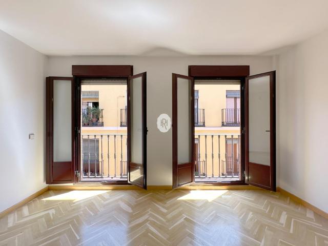 Piso exterior con balcones en Chueca Justicia
