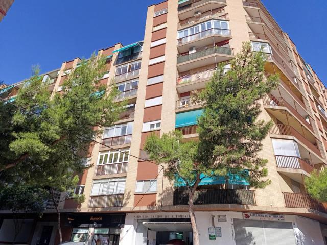 Piso exterior CON PLAZA DE GARAJE. Distribuido en tres dormitorios, salón, cocina equipada y baño. Amueblado