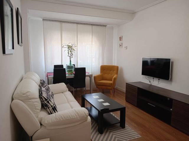 Piso exterior de 60m2 útiles distribuido en dos dormitorios, salón, cocina y baño. Amueblado