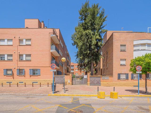 Piso en Mairena del Aljarafe en urbanización privada con amplias zonas ajardinadas