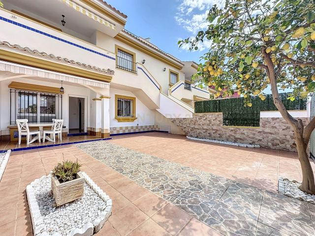 Piso en alquiler de larga temporada de 2 habitaciones con patio en Cabo Punta de Tarifa – Orihuela Costa ☀️